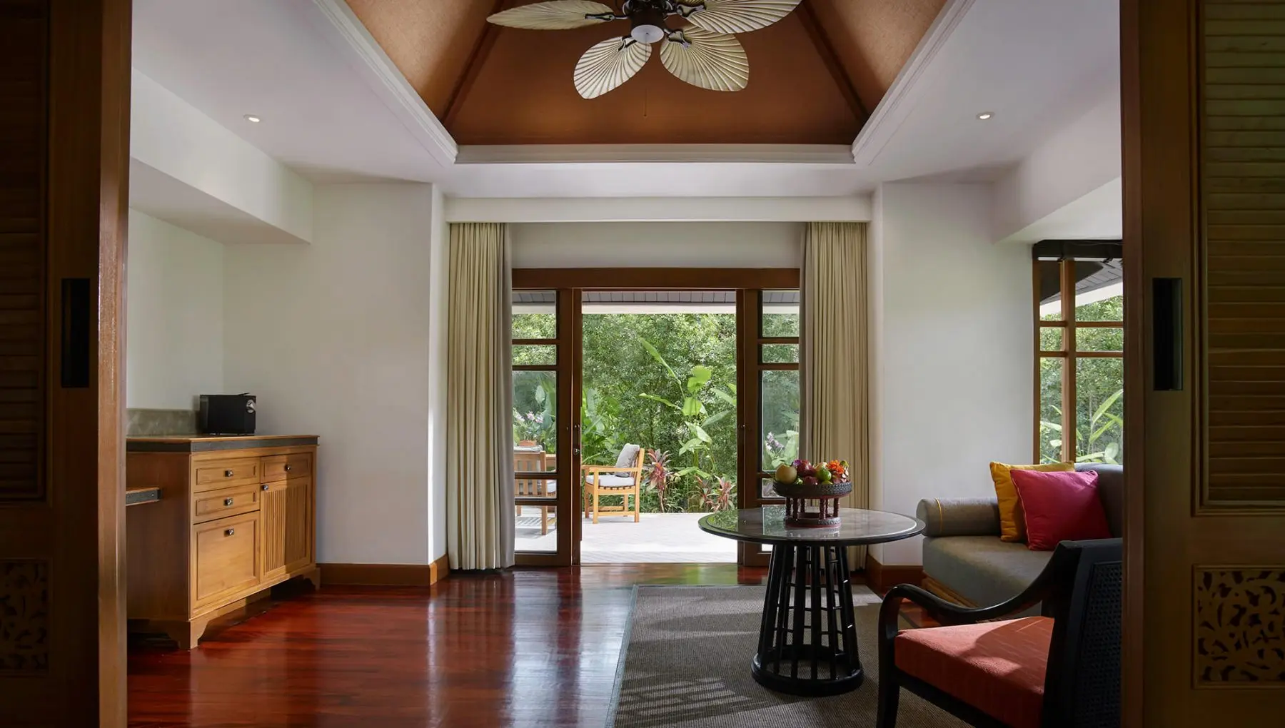 Вилла Делюкс с садом и небольшим бассейном