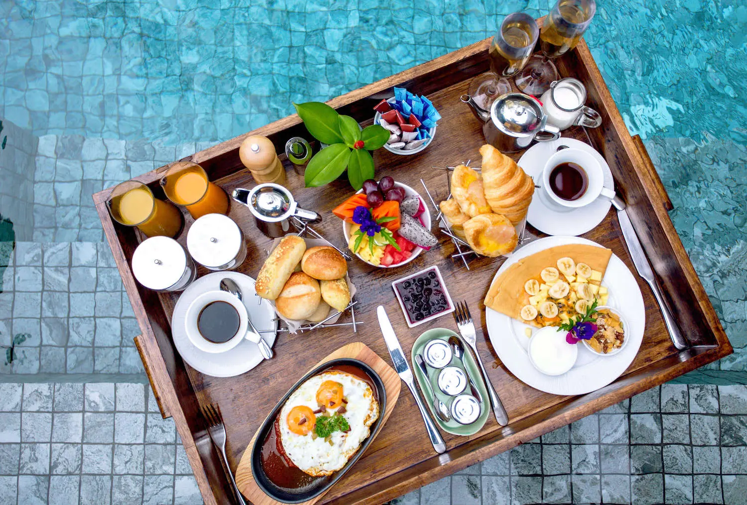 01-Santiburi-Maenam-Samui-Floating-breakfast