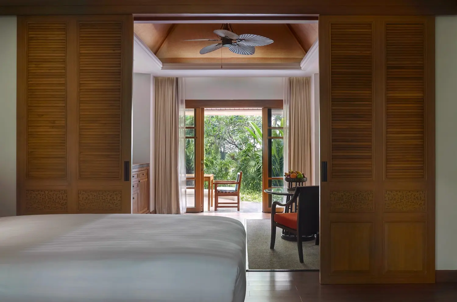 03-Deluxe-beachfront-Villa-Bedroom