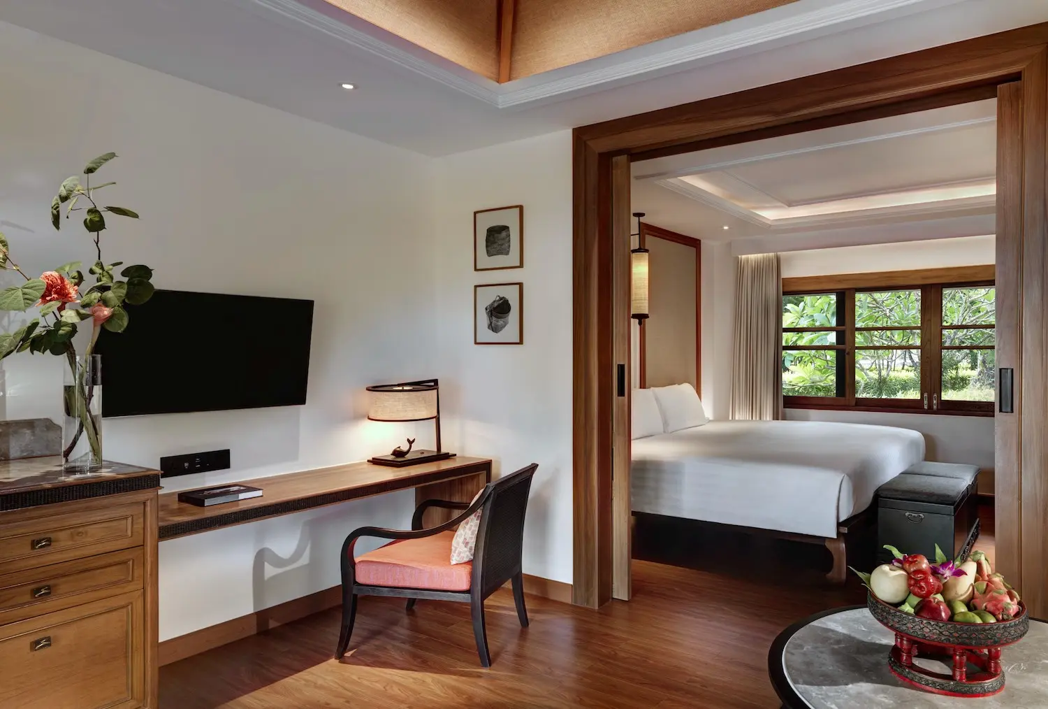 04-Deluxe-beachfront-Villa-Desk