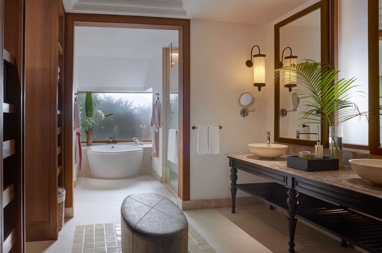 05-Deluxe-beachfront-Villa.Bathroom
