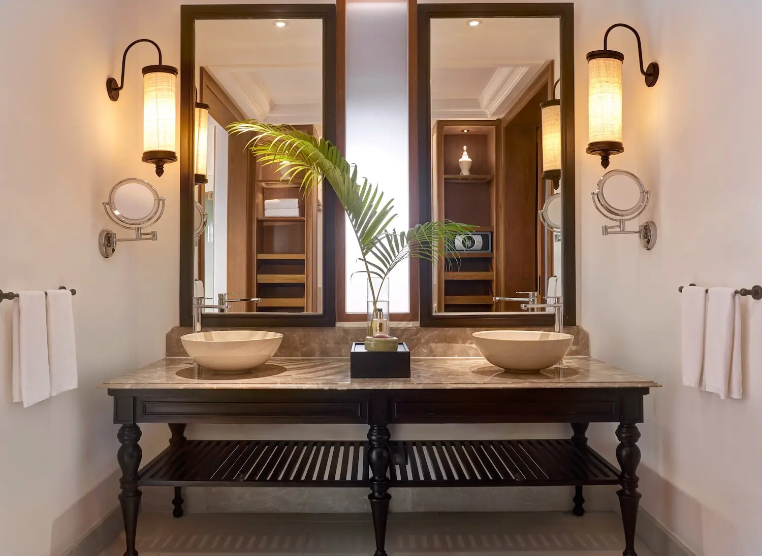 07-Deluxe-beachfront-Villa-Plunge-Pool-Bathroom