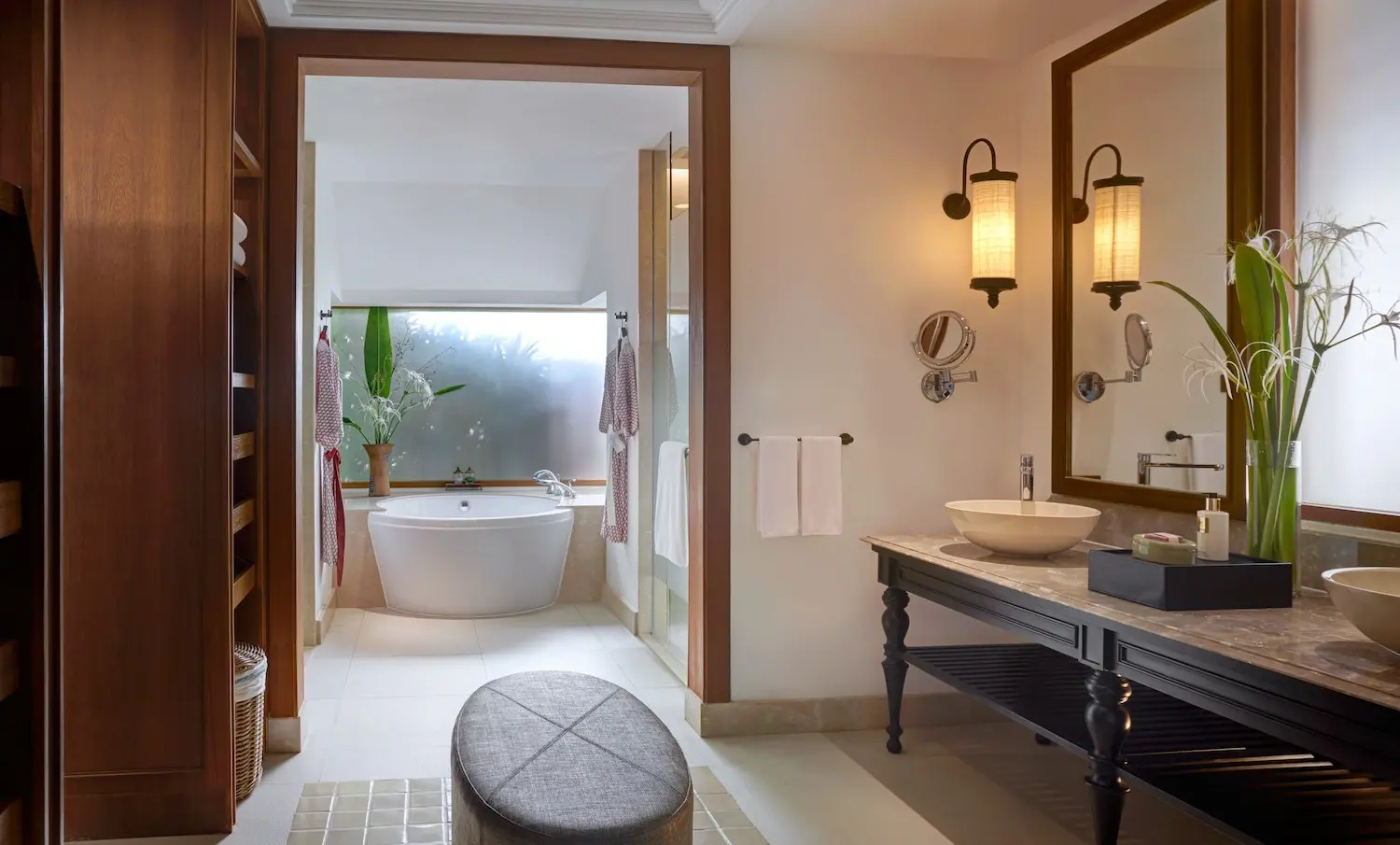 08-Deluxe-beachfront-Villa-Plunge-Pool-Bathroom