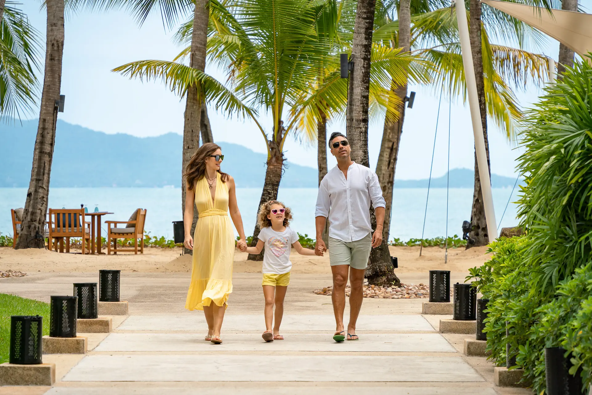 Santiburi-Activities-Family-Beach-Walk