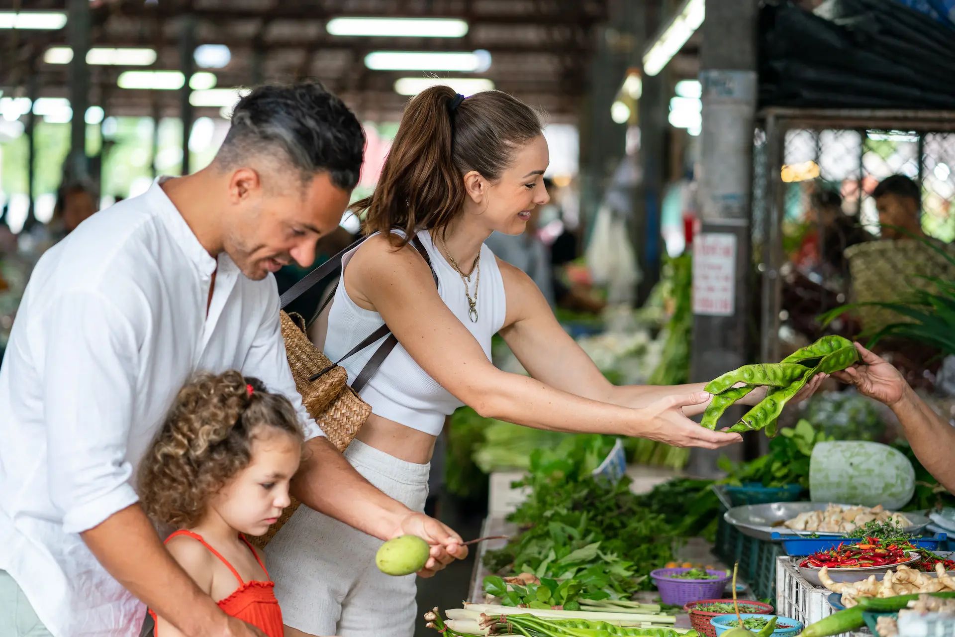 Santiburi-Activities-Family-market-visit