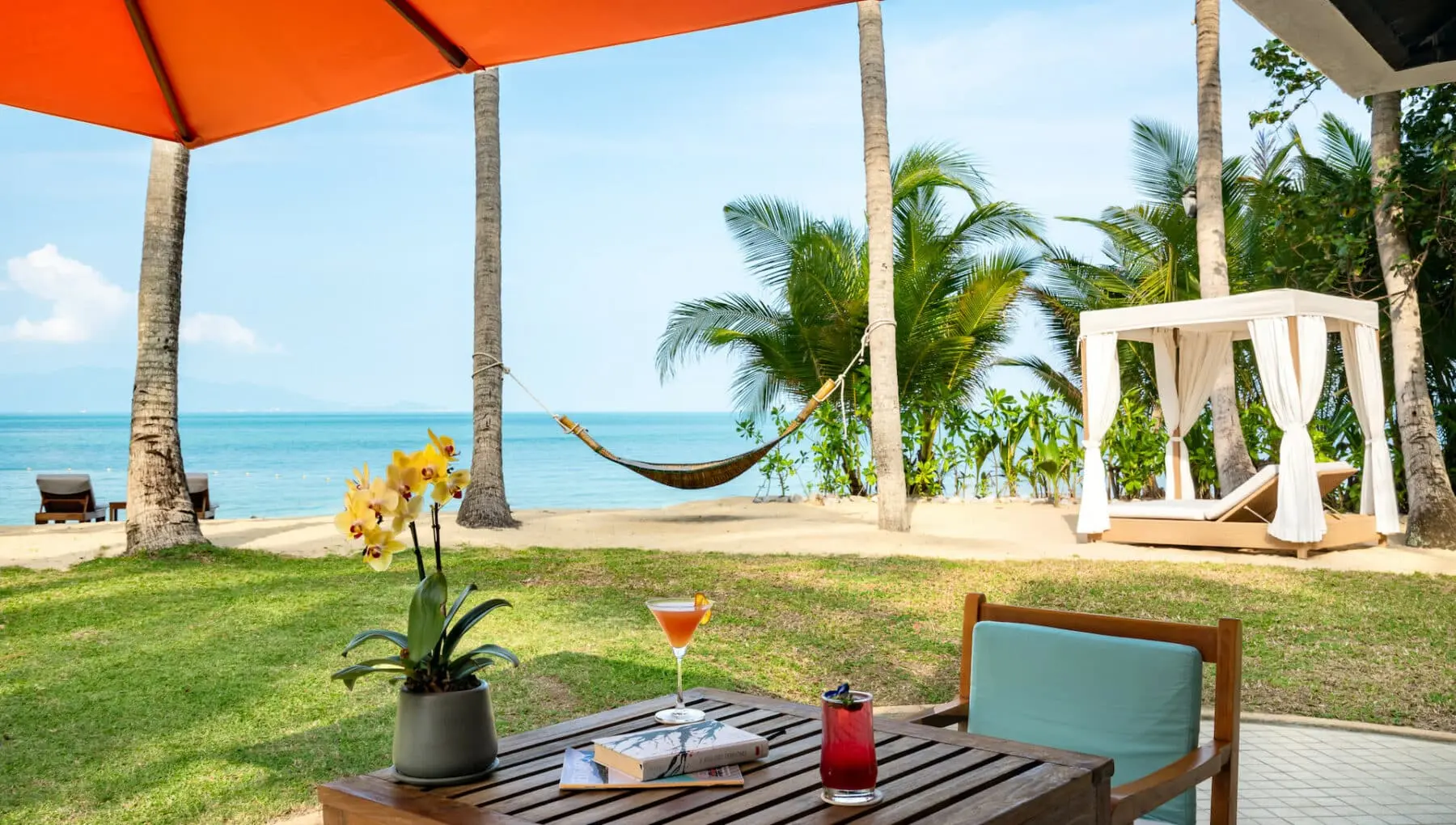 Эксклюзивная вилла с садом и небольшим бассейном, вид на пляж