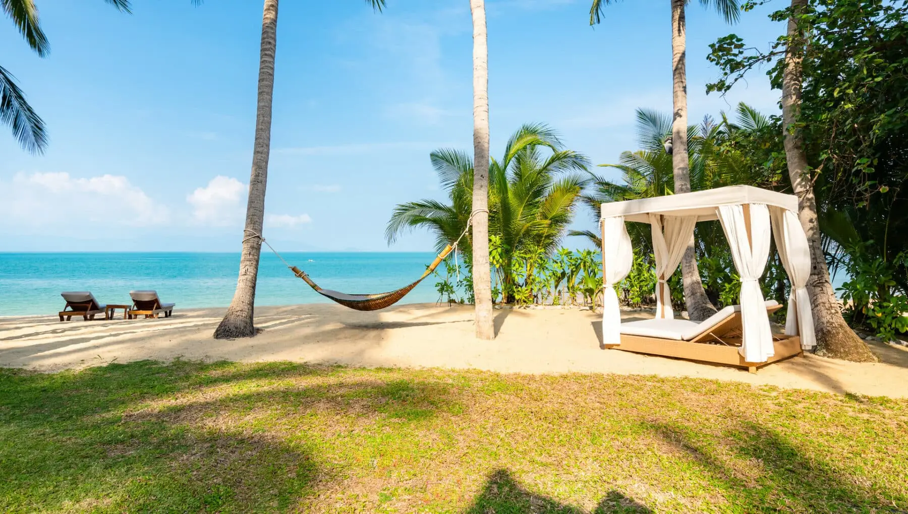 Эксклюзивная вилла с садом и небольшим бассейном, вид на пляж