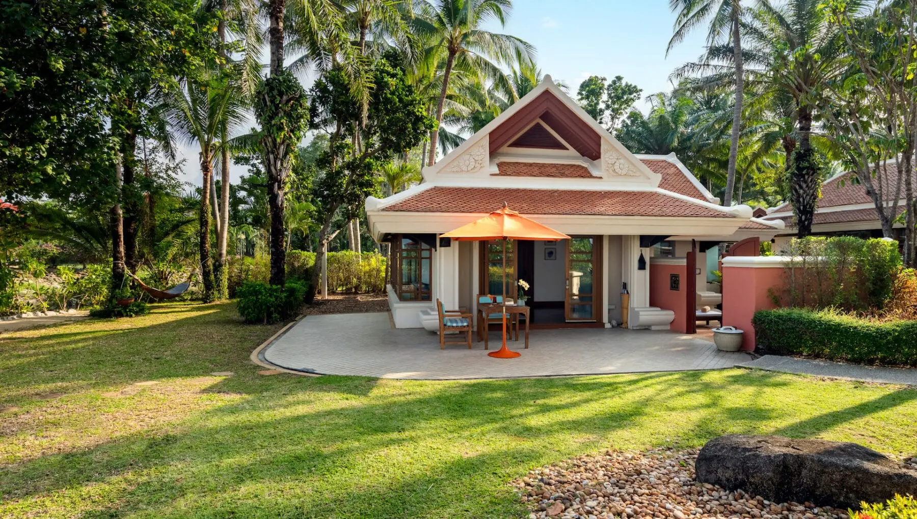 Эксклюзивная вилла с садом и небольшим бассейном, вид на пляж