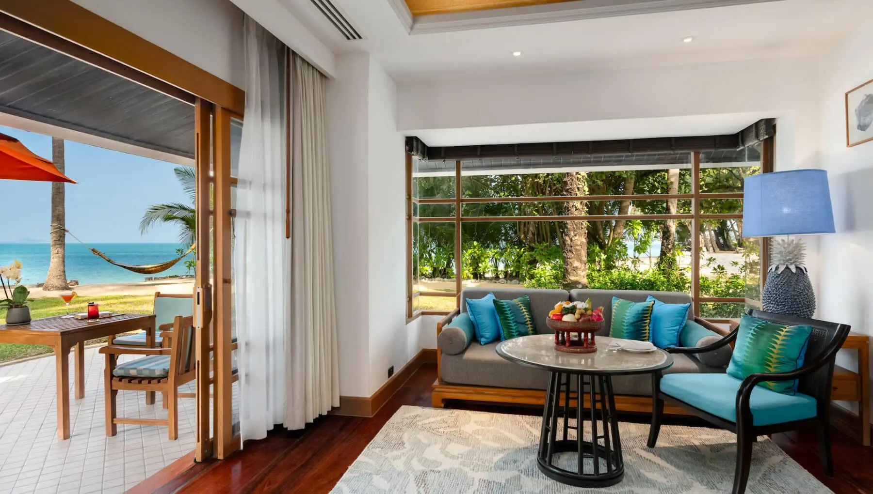 Эксклюзивная вилла с садом и небольшим бассейном, вид на пляж