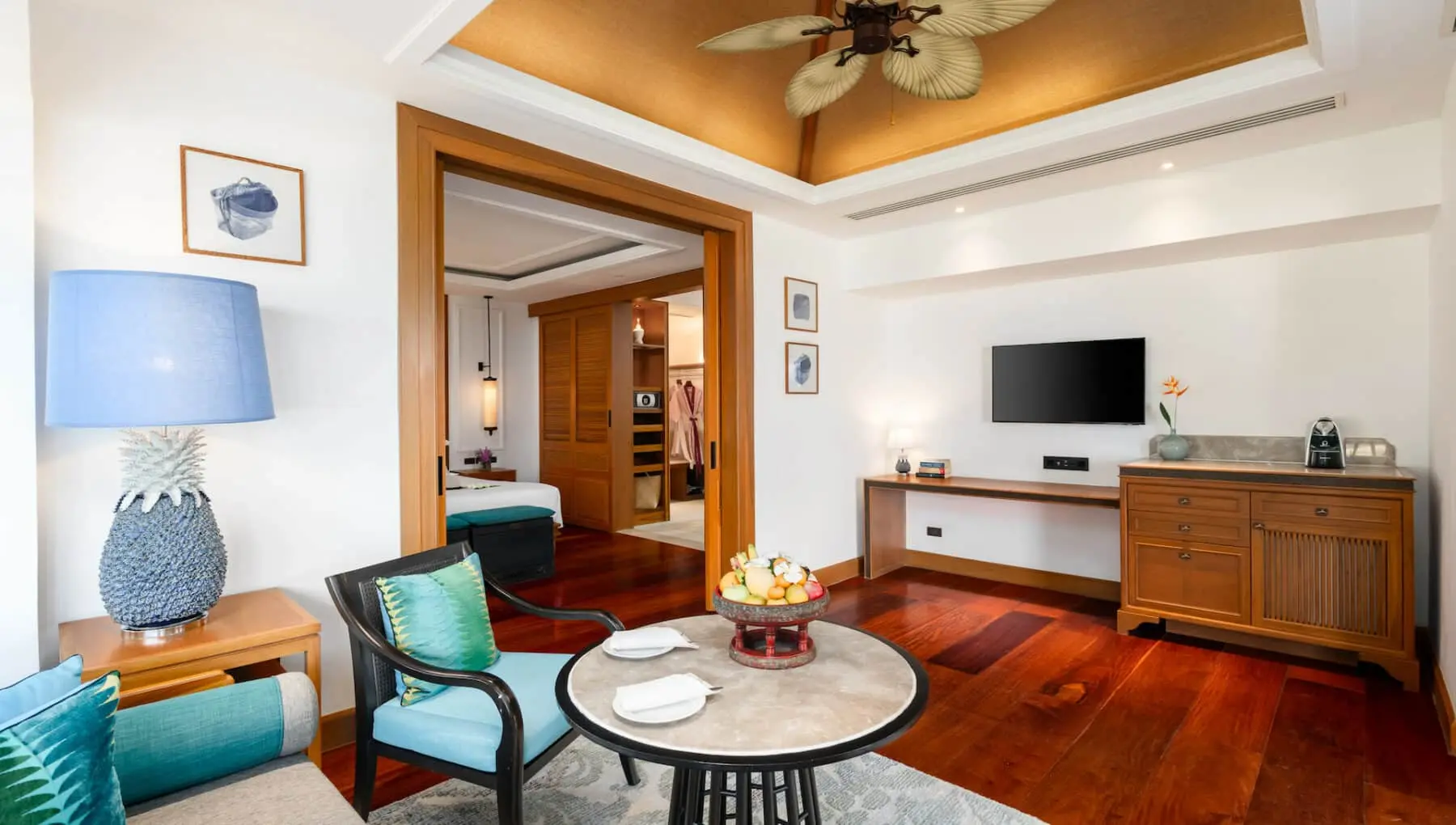 Эксклюзивная вилла с садом и небольшим бассейном, вид на пляж