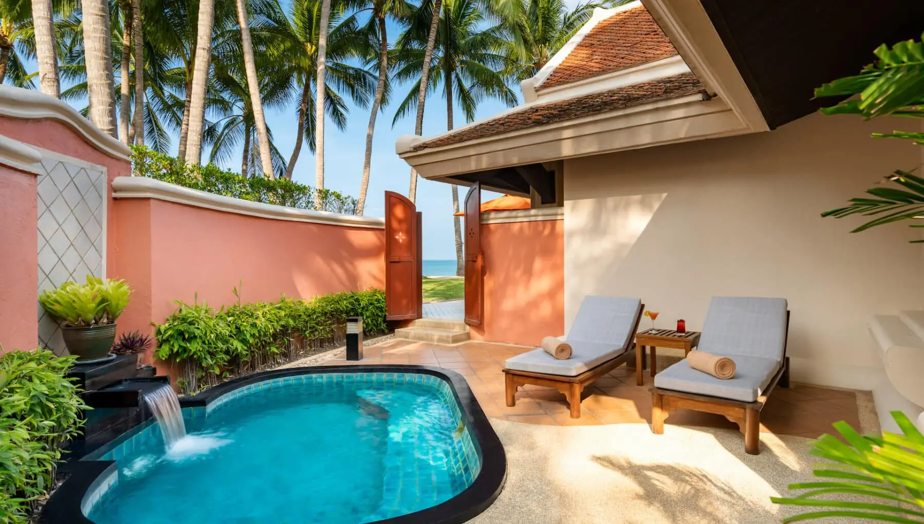 Эксклюзивная вилла с садом и небольшим бассейном, вид на пляж