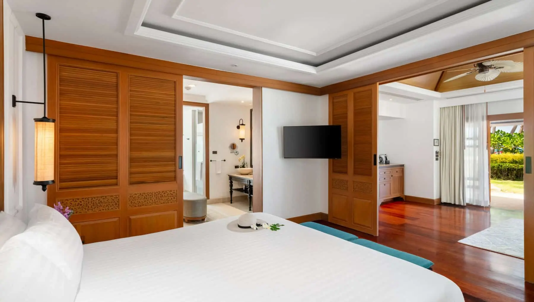 Эксклюзивная вилла с садом и небольшим бассейном, вид на пляж