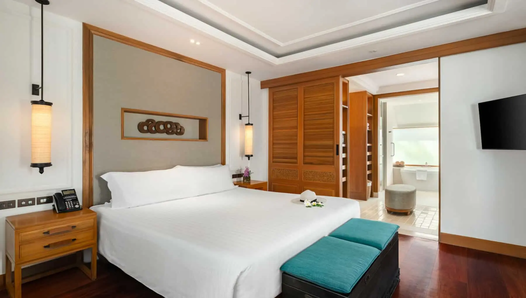 Эксклюзивная вилла с садом и небольшим бассейном, вид на пляж