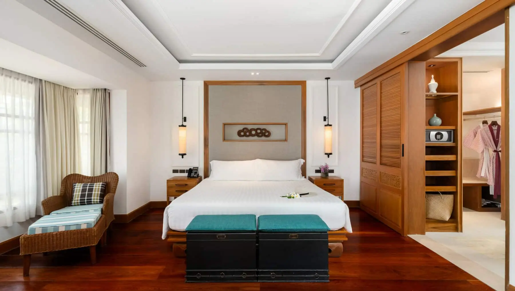 Эксклюзивная вилла с садом и небольшим бассейном, вид на пляж