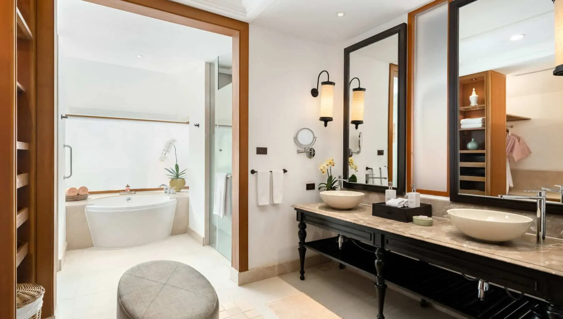 Эксклюзивная вилла с садом и небольшим бассейном, вид на пляж