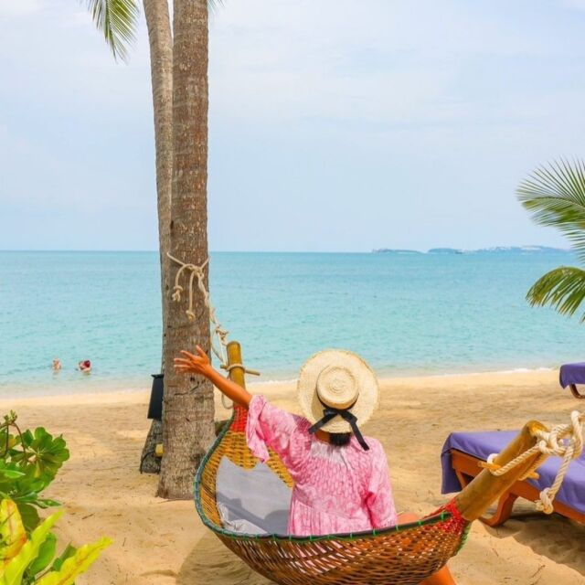 Those beautiful blues of sea and sky make the perfect background for a relaxing day in a hammock.⁠
⁠
📸 by @joanleetalk⁠
⁠
#SantiburiKohSamui #สันติบุรีเกาะสมุย ⁠