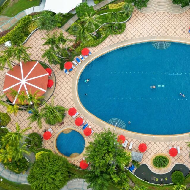 Find serenity in a paradise nestled amidst verdant gardens, where a vast tropical pool invites relaxation, retreat, and rejuvenation.⁠
⁠
📸 by Mia⁠
⁠
#SantiburiKohSamui  #สันติบุรีเกาะสมุย