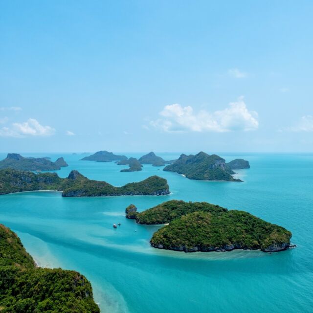 Revel in the untouched beauty of Ang Thong Marine Park, where 42 islands dot the horizon. Navigate through turquoise waters, uncovering the secret coves and soft sands of these pristine isles.⁠
⁠
Reach out to our team to plan your excursion to this local gem. ⁠
⁠
#SantiburiKohSamui #สันติบุรีเกาะสมุย