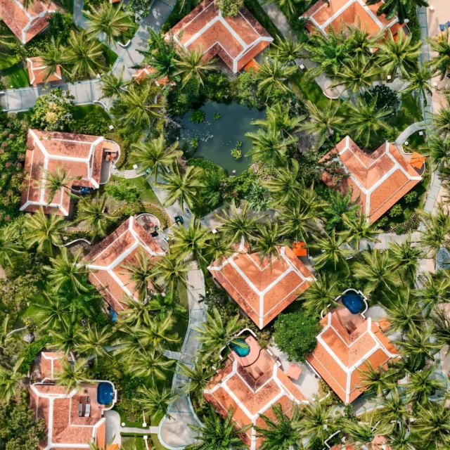 Gaze down upon a verdant paradise, where each villa promises a unique vantage point from which to take in the beauty of Samui’s nature. 🌿 ⁠
⁠
Explore more via the link in our bio.⁠
⁠
📷 by Lianying⁠
⁠
#SantiburiKohSamui #สันติบุรีเกาะสมุย