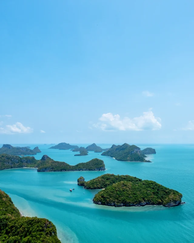 Island days feel sweeter at Angthong National Marine Park. Sail, explore, then pause for a picnic by the sea with fresh fruit and baked delights. ⁠
⁠
Make this part of your itinerary on your next visit.⁠
⁠
#SantiburiKohSamui #สันติบุรีเกาะสมุย #SAiiDISCOVERY