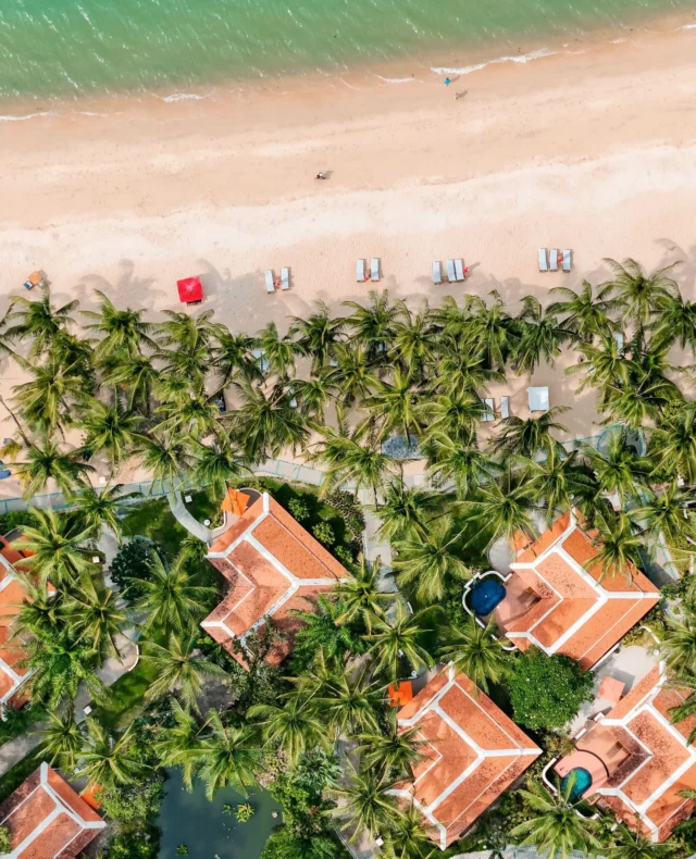 Beach days are best spent swaying under the palms, with the sound of the waves just steps away.⁠
⁠
Photo courtesy of Lianying⁠
⁠
#SantiburiKohSamui #สันติบุรีเกาะสมุย #SAiiDISCOVERY