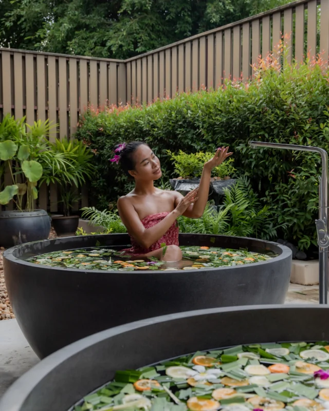 The scent of lemongrass, warm hands, and slow rhythms of calm. Every treatment feels like time standing still. 🌿⁠
⁠
#SantiburiKohSamui #สันติบุรีเกาะสมุย #SAiiDISCOVERY #SantiburiSpa
