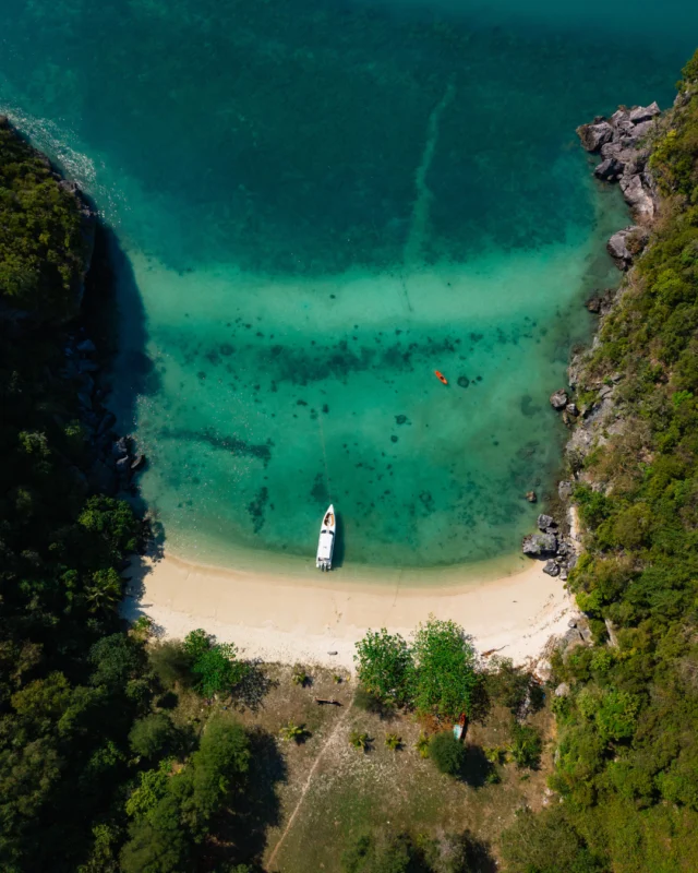 The nearby islands are calling for those seeking adventure.⁠
⁠
Hop aboard and discover hidden coves and untouched beaches just beyond Koh Samui. ⁠
⁠
Explore this experience via the link in our bio.⁠
⁠
#SantiburiKohSamui #สันติบุรีเกาะสมุย #SAiiDISCOVERY