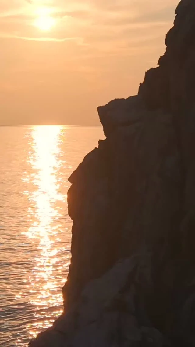 Set sail into golden moments with Santiburi Explorer.⁠
⁠
Spend your  evening at sea on a scenic sunset cruise near Koh Som. Feel the gentle sea breeze, enjoy drinks with canapés, and watch the sky turn golden over the ocean.⁠
⁠
Discover your perfect sunset night with us. ⭐⁠
⁠
#SantiburiKohSamui #สันติบุรีเกาะสมุย #SAiiDISCOVERY #kohsamuihotels⁠